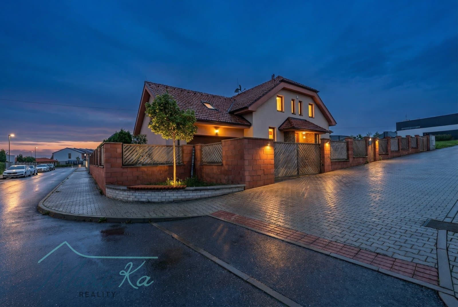 Rodinné sídlo 392 m2 na pozemku o velikosti 973 m2 s Prahou na dosah